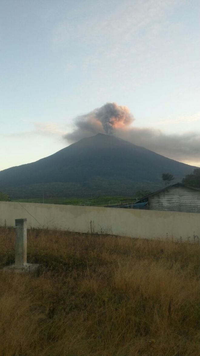 Pasca Gempa Pesisir Selatan, Gunung Kerinci Terus Keluarkan Asap Tebal