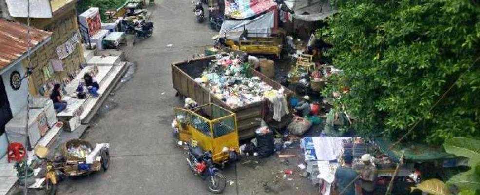 Pedagang Buku di Titi Gantung Keluhkan Tumpukan Sampah 