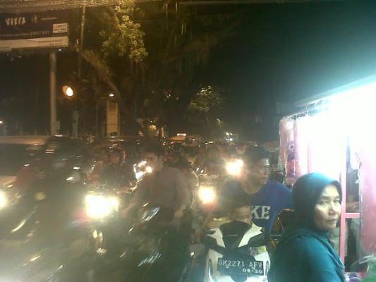 Petugas Dishub Duduk Santai, Arus Lalin di Jalan Brigjen Katamso Macet Parah