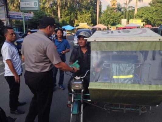 Polsekta Medan Kota Bagi-bagi Takjil Kepada Masyarakat 