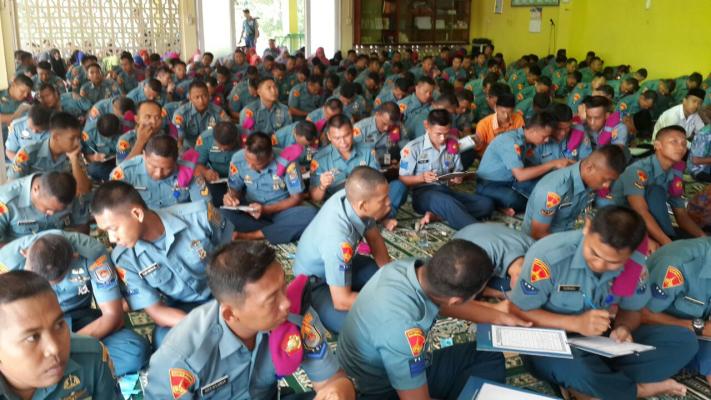 Prajurit Marinir dan Warga Menulis Bareng Al-Qur’an Selama 20 Menit