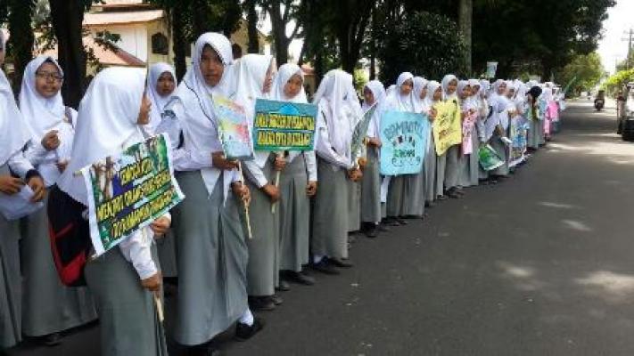Ratusan Pelajar SMA dan MA di Langkat Lakukan Long March Sambut Puasa dengan Keliling Stabat