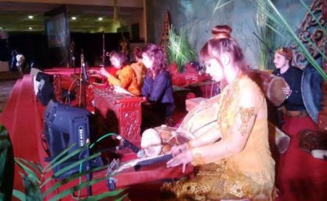 Saat Mahasiswa Asing Tunjukkan Kemampuan Jadi Dalang Hingga Koki di Indonesia 