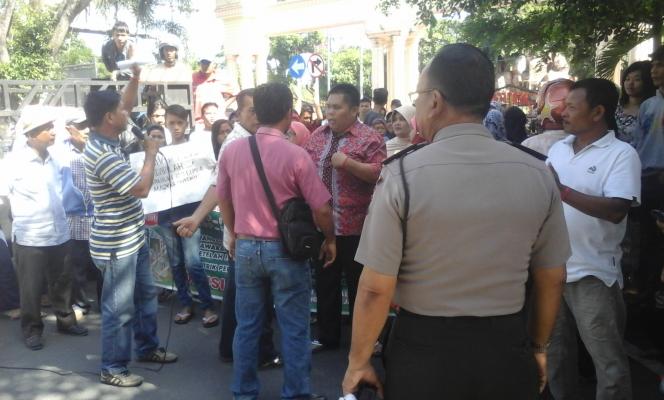 Tak Terima Pembangunan Sutet, Warga Demo Kantor Walikota Binjai