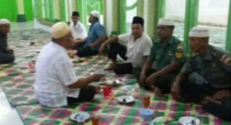 Tingkatkan Silaturrahmi, Babinsa  Aek Kanopan Buka Bersama dengan Masyarakat