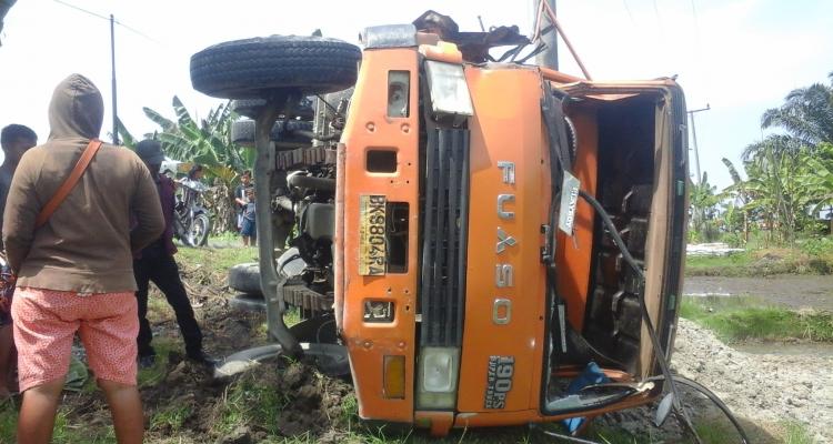 Truk Bermuatan Material Nyungsep ke Sawah