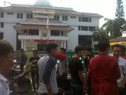 Unjuk Rasa Mahasiswa : Walikota Harus Copot Jabatan Kadis Pertamanan Kota Medan