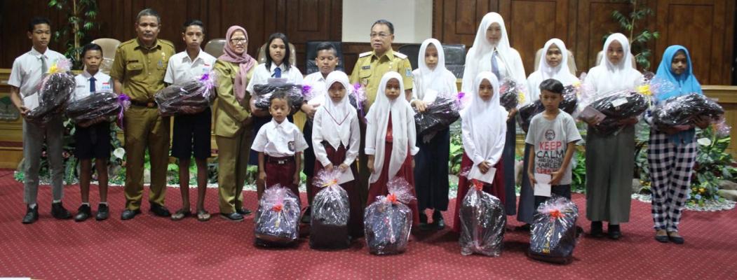 Walikota Binjai Serahkan Bantuan kepada Siswa Kurang Mampu