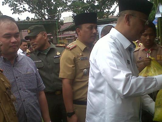 Walikota Medan Bagikan Sembako di Brayan