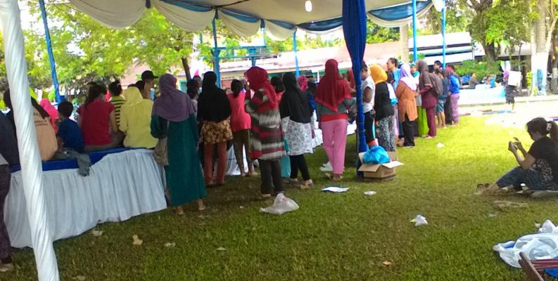 Warga Deli Serdang Berdesakan Belanja di Pasar Murah