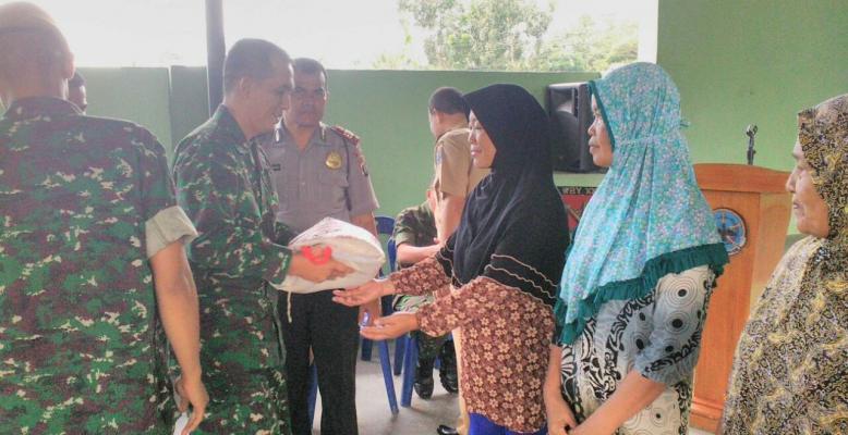 Yon Arhanudse 11/BS Bagi Sembako Gratis kepada Masyarakat Kurang Mampu