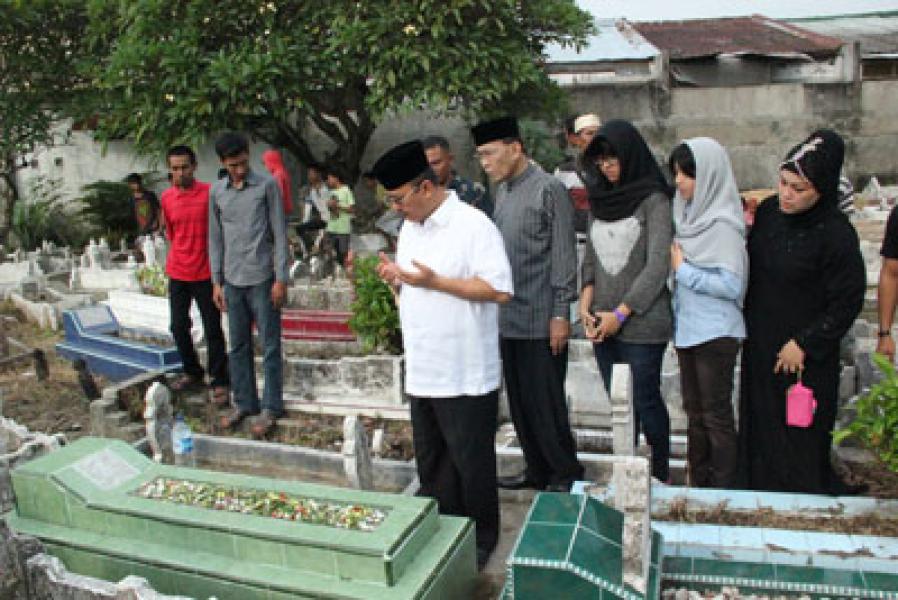 Eldin Ziarahi Makam Orang Tua