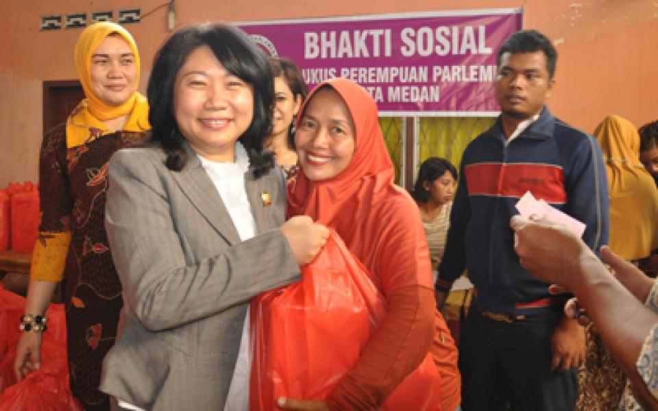 Kaukus Perempuan Parlemen Kota Medan Bagi Sembako di Denai