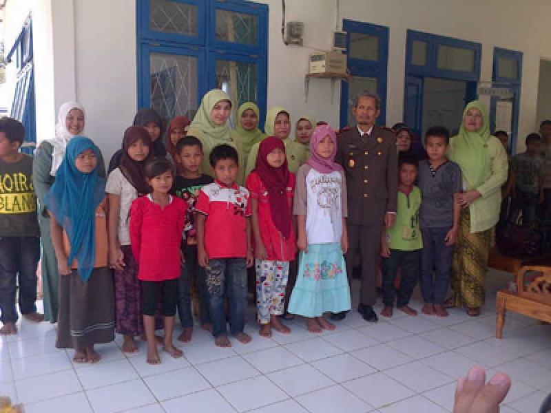 Kejari Panyabungan Berbagi Dengan Anak Yatim