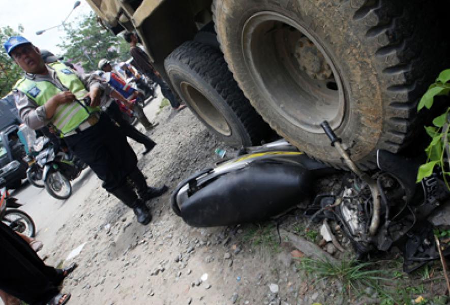 Dump Truck Tabrak Empat Sepeda Motor