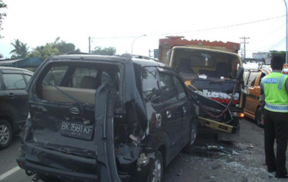 Xenia dan Colt Diesel Laga Kambing di Tanjung Morawa