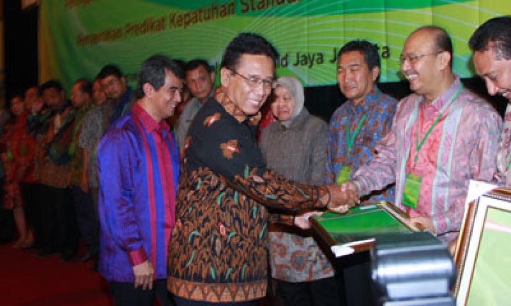 Walikota Medan Raih Piagam Predikat Kepatuhan Standar Pelayanan Publik