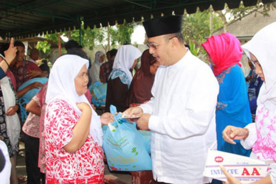 Walikota Medan Salurkan 1.900 Paket Bantuan Bagi Warga Kurang Mampu di Labuhan dan Belawan