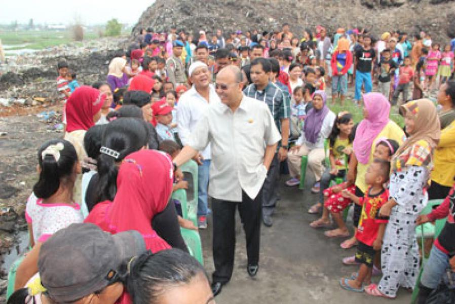 Walikota Medan Santuni 350 Anak Sekitar TPA Terjun Marelan