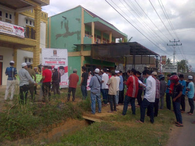 Kecam Fachri Hamzah, Forum Pemuda dan Santri Madina Demo Kantor PKS