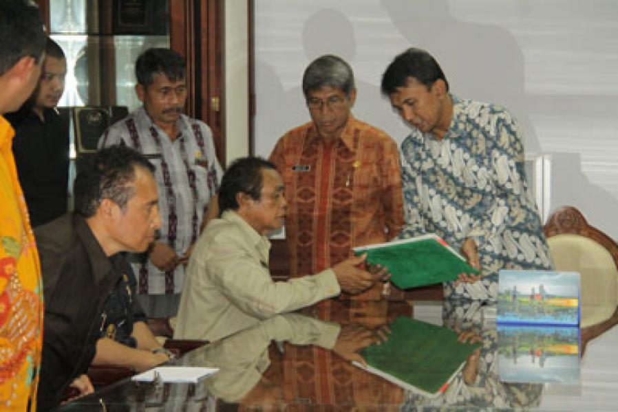 Gubernur Sumut Serahkan SK Presiden Pemberhentian Bupati Karo