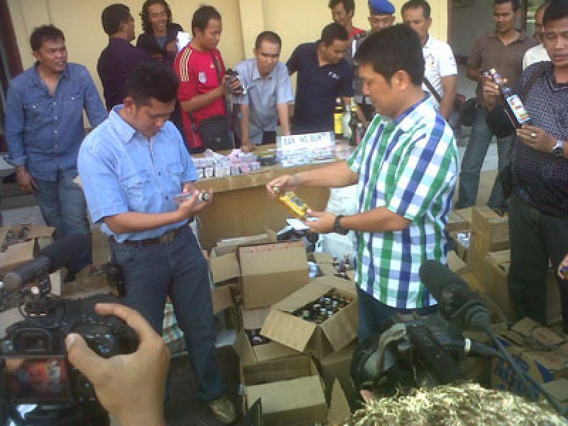 Polresta Medan Sita Ribuan Botol Miras dan Petasan