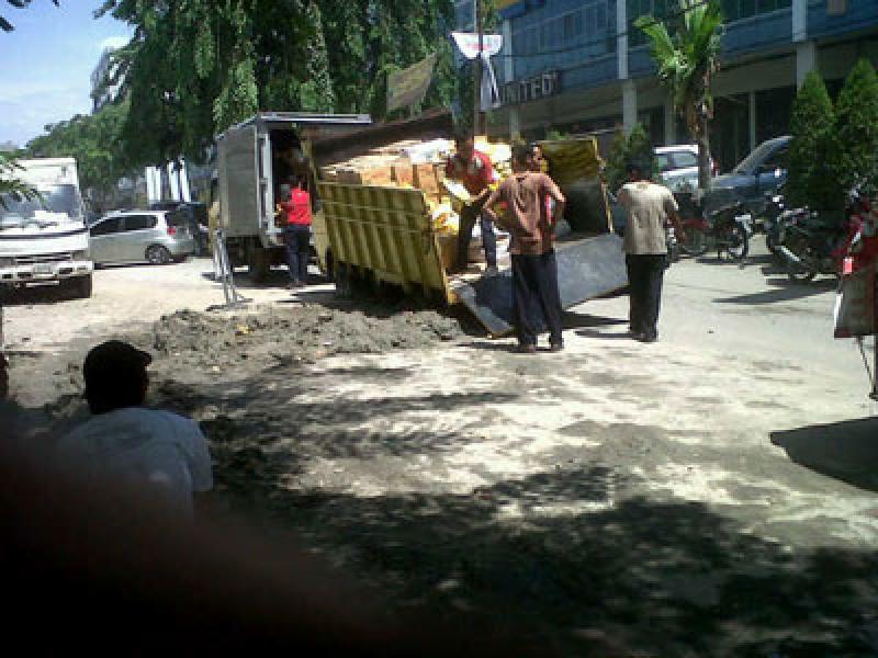 Truk Terperosok ke Lubang Bekas Galian