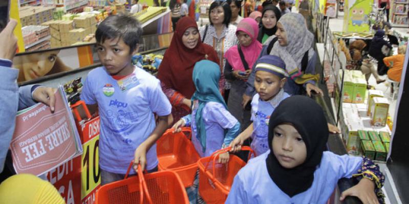 150 Anak Yatim Belanja Bareng di Carrefour Plaza Medan Fair