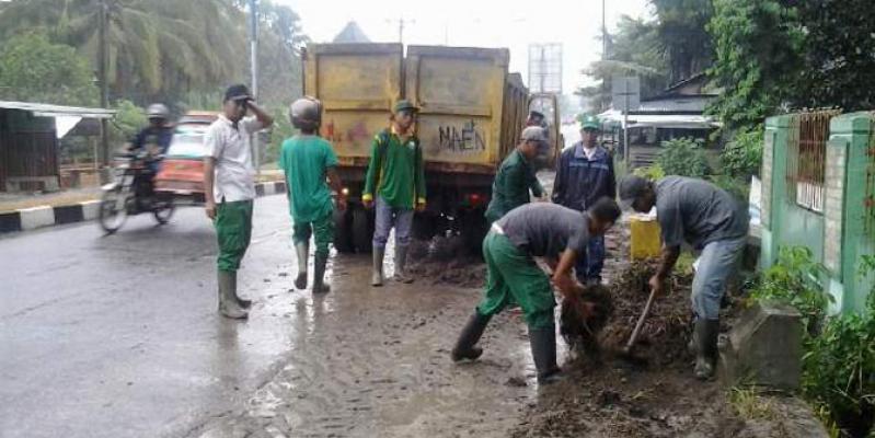 Jelang Lebaran, BLHKP Madina Bersihkan Bahu Jalan Protokol