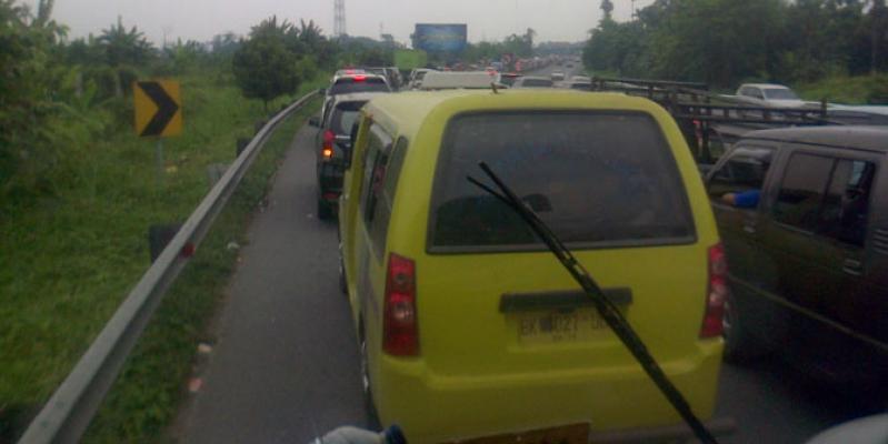 Kendaraan Menumpuk di Gerbang Tol Tanjung Morawa