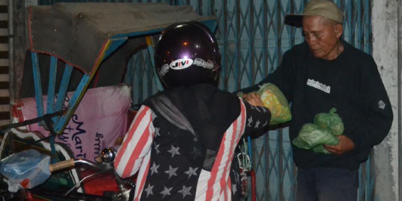 Sahur On The Road LP3I Medan, Bagi-bagi Nasi Bungkus ke Kaum Duafa