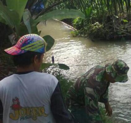 Babinsa dan Warga Gotong Royong Perbaiki Tanggul Jebol di Dolok Masihul