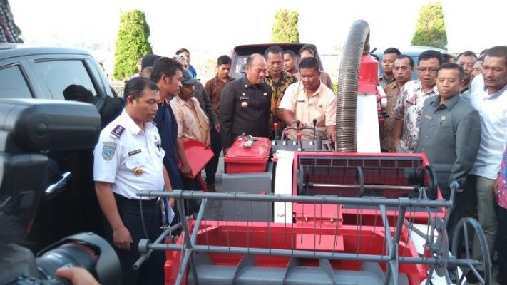 Bupati Taput Serahkan Alsintan Kepada Poktan