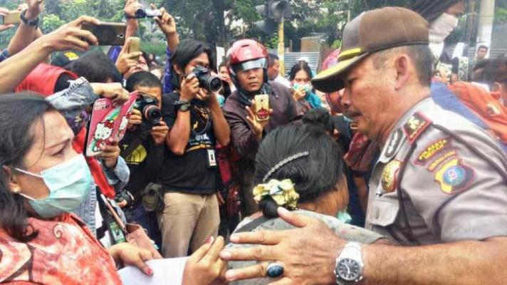 Demo di Tengah Jalan, Kanit Reskrim Polsek Percut Seituan Redam Emosi Pedagang Aksara