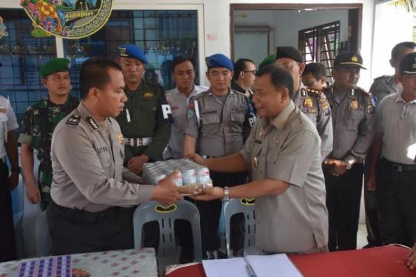 Dukung Kelancaran Lebaran, Bupati Serahkan Bingkisan Kepada Personil Gabungan