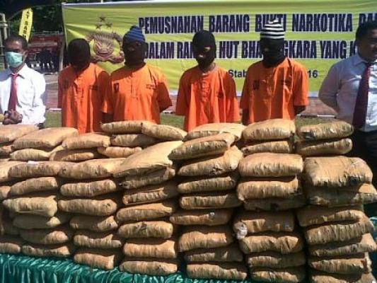 HUT Bhayangkara ke-70, Polres Langkat Musnahkan Ribuan Miras dan 80 Kg Ganja Kering