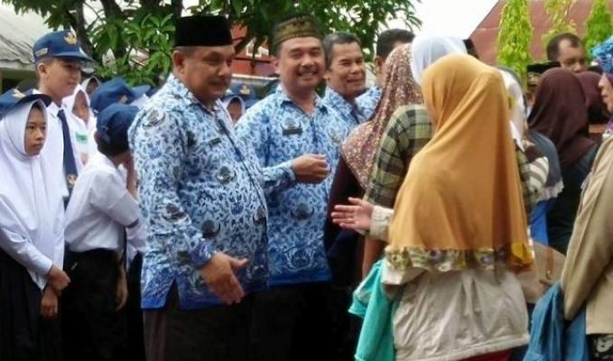 Hari Pertama Masuk Sekolah di Kisaran, Orang Tua Ramai Antar Anaknya