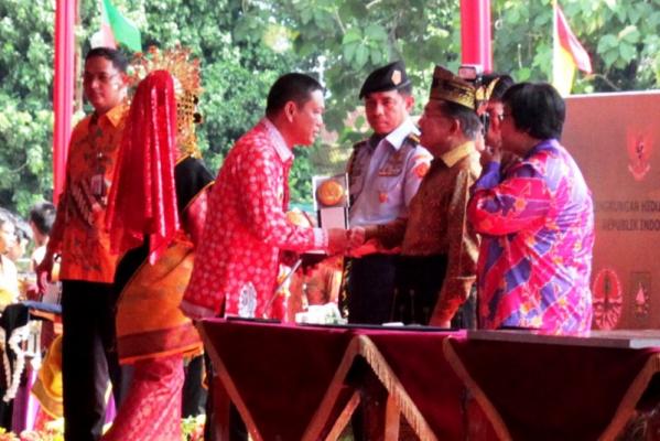 Kota Pematangsiantar Terima Adipura Buana dari Wakil Presiden 