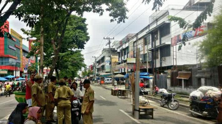 Lapak Terbakar, Pedagang Aksara Jualan di Pinggir Jalan