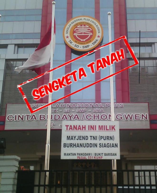 Pagar Digembok, Orangtua Murid Sekolah Cinta Budaya Menunggu di Luar Sekolah