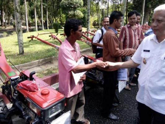 Pemkab Asahan Serahkan Puluhan Alsintan Kepada Koptan dan Dana Bergulir