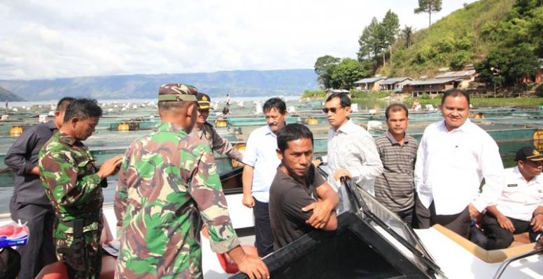 Pemkab Simalungun Lakukan Pembersihan KJA di Huta Sualan, Parapat