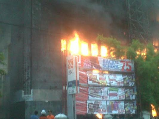 Petugas Laboratorium Forensik Diturunkan untuk Cari Penyebab Kebakaran Aksara Plaza 