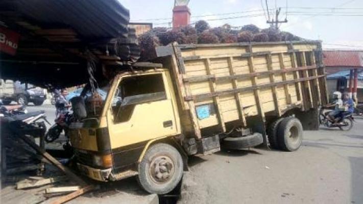 Rem Blong, Truk Muatan Kelapa Sawit Tabrak Warung di Amplas
