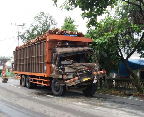 Truk Fuso Pengangkut Kelapa Sawit Tabrak Dumptruk di Jalan Juanda Binjai