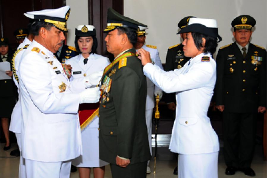 Kasad Terima Bintang Kartika Eka Paksi Utama