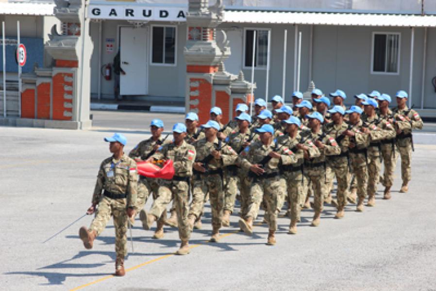 Personel Satgas Indo FPC TNI Latihan Persiapan Medal Parade