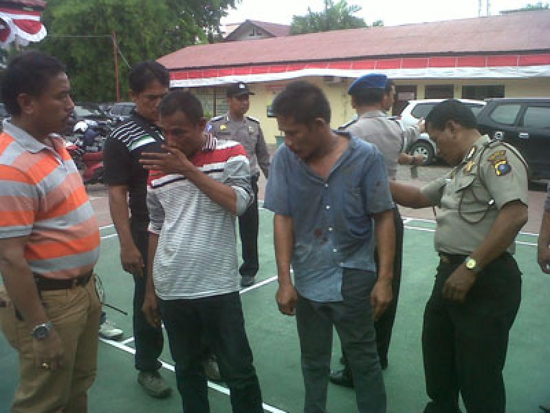 2 Copet Dihajar Massa