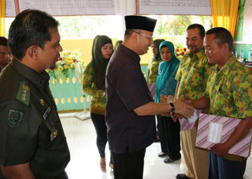 Camat Medan Marelan Beri Penghargaan Kepada Tokoh Masyarakat Berjasa Dukung Pembangunan