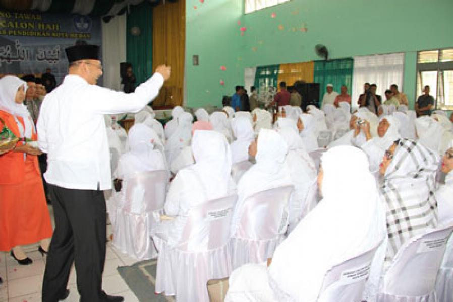 107 Jamaah Calon Haji Disdik Medan Ditepungtawari